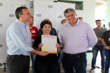 Foto - Entrega de Títulos de Regularização Fundiária