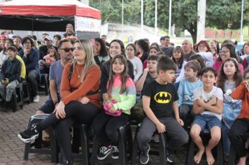 Foto - Espetáculo Caixola Brincante apresentado pelo Teatro a Bordo