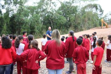 Foto - Alunos da Escola Municipal Francisco José de Lima Jr visitam o aterro sanitário do Município