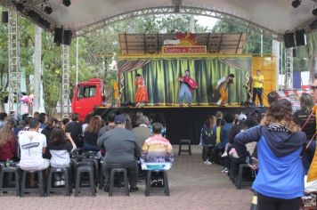 Foto - Espetáculo Caixola Brincante apresentado pelo Teatro a Bordo