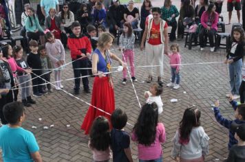 Foto - Espetáculo Caixola Brincante apresentado pelo Teatro a Bordo