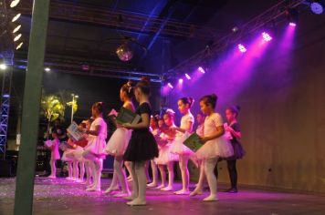 Foto - Cajati comemora o Dia Internacional da Dança apresentando um espetáculo na Praça da Bíblia