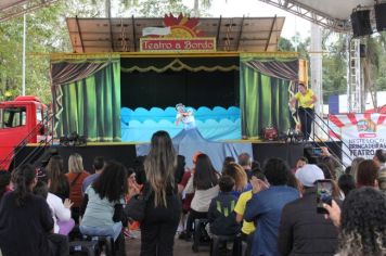 Foto - Espetáculo Caixola Brincante apresentado pelo Teatro a Bordo