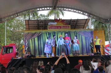 Foto - Espetáculo Caixola Brincante apresentado pelo Teatro a Bordo