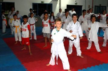 Foto - ESPORTE SANO CAJATI PROMOVE GRADUAÇÃO COM  TROCA DE FAIXAS E DOAÇÃO DE KIMONOS PARA ATLETAS INICIANTES