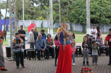 Foto - Espetáculo Caixola Brincante apresentado pelo Teatro a Bordo