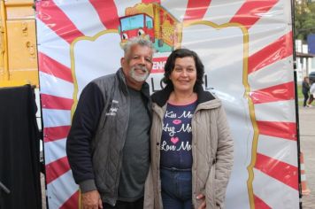 Foto - Espetáculo Caixola Brincante apresentado pelo Teatro a Bordo