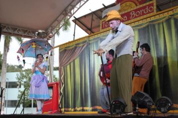 Foto - Espetáculo Caixola Brincante apresentado pelo Teatro a Bordo