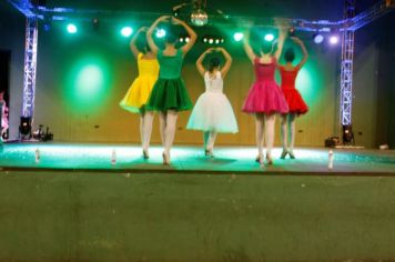 Foto - Cajati comemora o Dia Internacional da Dança apresentando um espetáculo na Praça da Bíblia