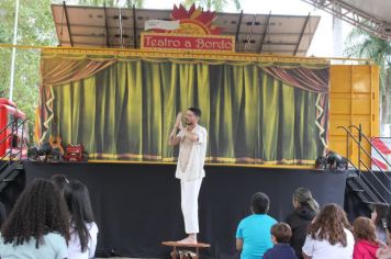 Foto - Espetáculo Caixola Brincante apresentado pelo Teatro a Bordo