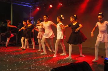 Foto - Cajati comemora o Dia Internacional da Dança apresentando um espetáculo na Praça da Bíblia