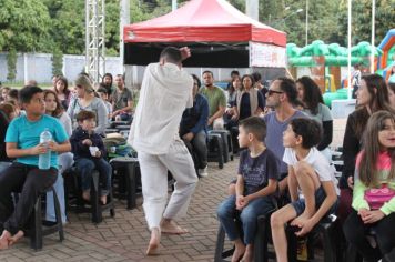 Foto - Espetáculo Caixola Brincante apresentado pelo Teatro a Bordo