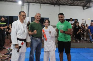 Foto - ESPORTE SANO CAJATI PROMOVE GRADUAÇÃO COM  TROCA DE FAIXAS E DOAÇÃO DE KIMONOS PARA ATLETAS INICIANTES