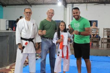 Foto - ESPORTE SANO CAJATI PROMOVE GRADUAÇÃO COM  TROCA DE FAIXAS E DOAÇÃO DE KIMONOS PARA ATLETAS INICIANTES