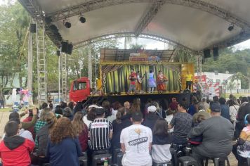 Foto - Espetáculo Caixola Brincante apresentado pelo Teatro a Bordo