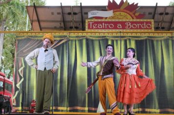 Foto - Espetáculo Caixola Brincante apresentado pelo Teatro a Bordo