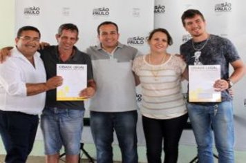 Foto - Entrega de Títulos de Regularização Fundiária