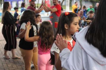 Foto - Espetáculo Caixola Brincante apresentado pelo Teatro a Bordo