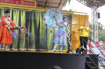 Foto - Espetáculo Caixola Brincante apresentado pelo Teatro a Bordo