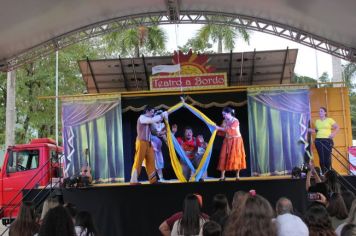 Foto - Espetáculo Caixola Brincante apresentado pelo Teatro a Bordo