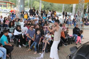 Foto - Espetáculo Caixola Brincante apresentado pelo Teatro a Bordo