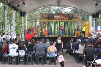 Foto - Espetáculo Caixola Brincante apresentado pelo Teatro a Bordo