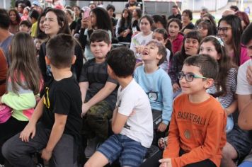 Foto - Espetáculo Caixola Brincante apresentado pelo Teatro a Bordo