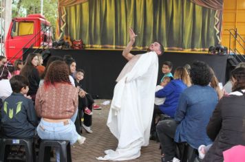 Foto - Espetáculo Caixola Brincante apresentado pelo Teatro a Bordo