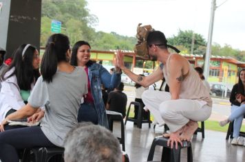 Foto - Espetáculo Caixola Brincante apresentado pelo Teatro a Bordo