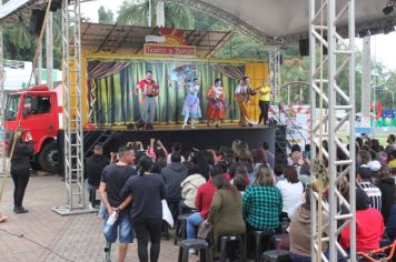 Foto - Espetáculo Caixola Brincante apresentado pelo Teatro a Bordo