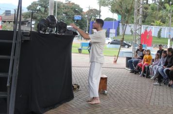 Foto - Espetáculo Caixola Brincante apresentado pelo Teatro a Bordo