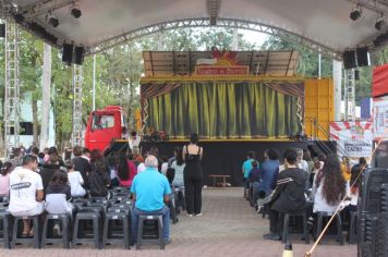 Foto - Espetáculo Caixola Brincante apresentado pelo Teatro a Bordo