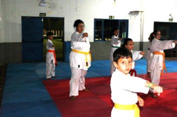 Foto - ESPORTE SANO CAJATI PROMOVE GRADUAÇÃO COM  TROCA DE FAIXAS E DOAÇÃO DE KIMONOS PARA ATLETAS INICIANTES