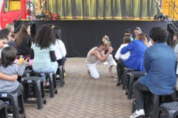 Foto - Espetáculo Caixola Brincante apresentado pelo Teatro a Bordo