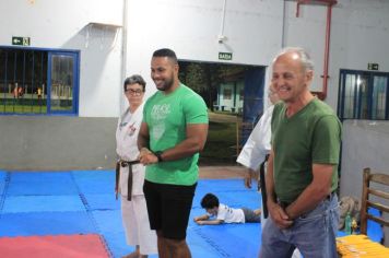 Foto - ESPORTE SANO CAJATI PROMOVE GRADUAÇÃO COM  TROCA DE FAIXAS E DOAÇÃO DE KIMONOS PARA ATLETAS INICIANTES