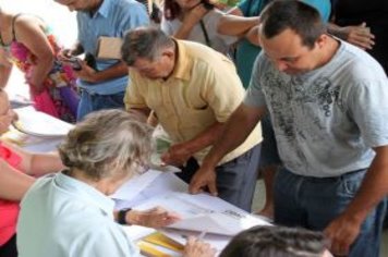 Foto - Entrega de Títulos de Regularização Fundiária