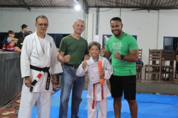 Foto - ESPORTE SANO CAJATI PROMOVE GRADUAÇÃO COM  TROCA DE FAIXAS E DOAÇÃO DE KIMONOS PARA ATLETAS INICIANTES