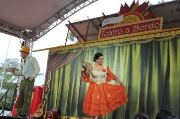 Foto - Espetáculo Caixola Brincante apresentado pelo Teatro a Bordo