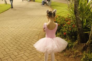 Foto - Cajati comemora o Dia Internacional da Dança apresentando um espetáculo na Praça da Bíblia