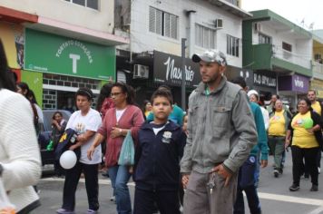 Foto - 1ª Caminhada pela Inclusão Cordão de Girassol 