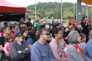 Foto - Espetáculo Caixola Brincante apresentado pelo Teatro a Bordo