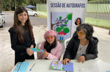 Foto - Sessão de Autógrafos - Árvore Guararema