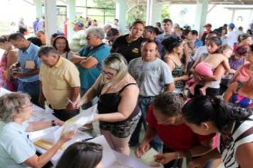 Foto - Entrega de Títulos de Regularização Fundiária