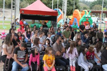 Foto - Espetáculo Caixola Brincante apresentado pelo Teatro a Bordo