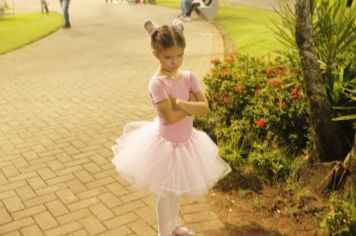 Foto - Cajati comemora o Dia Internacional da Dança apresentando um espetáculo na Praça da Bíblia