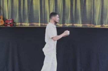 Foto - Espetáculo Caixola Brincante apresentado pelo Teatro a Bordo