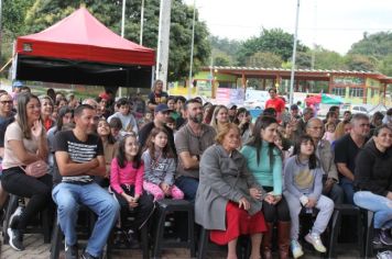 Foto - Espetáculo Caixola Brincante apresentado pelo Teatro a Bordo