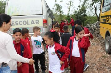 Foto - Alunos da Escola Municipal Francisco José de Lima Jr visitam o aterro sanitário do Município