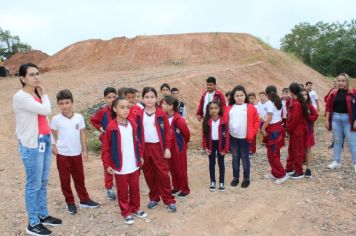 Foto - Alunos da Escola Municipal Francisco José de Lima Jr visitam o aterro sanitário do Município