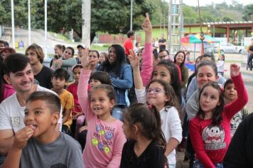 Foto - Espetáculo Caixola Brincante apresentado pelo Teatro a Bordo